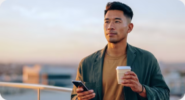 Telefonundan VirtualWallet kullanan bir kişi